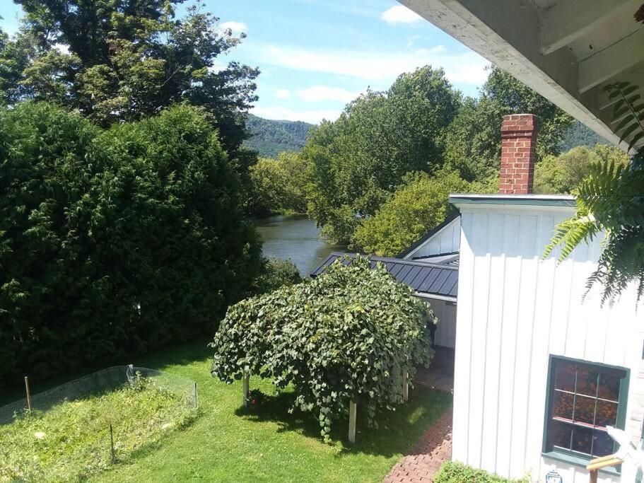 Upstairs Historic 1 Bedroom 1 Bath Suite With Mini-Kitchen, Porch & River Views Elkins Exteriér fotografie